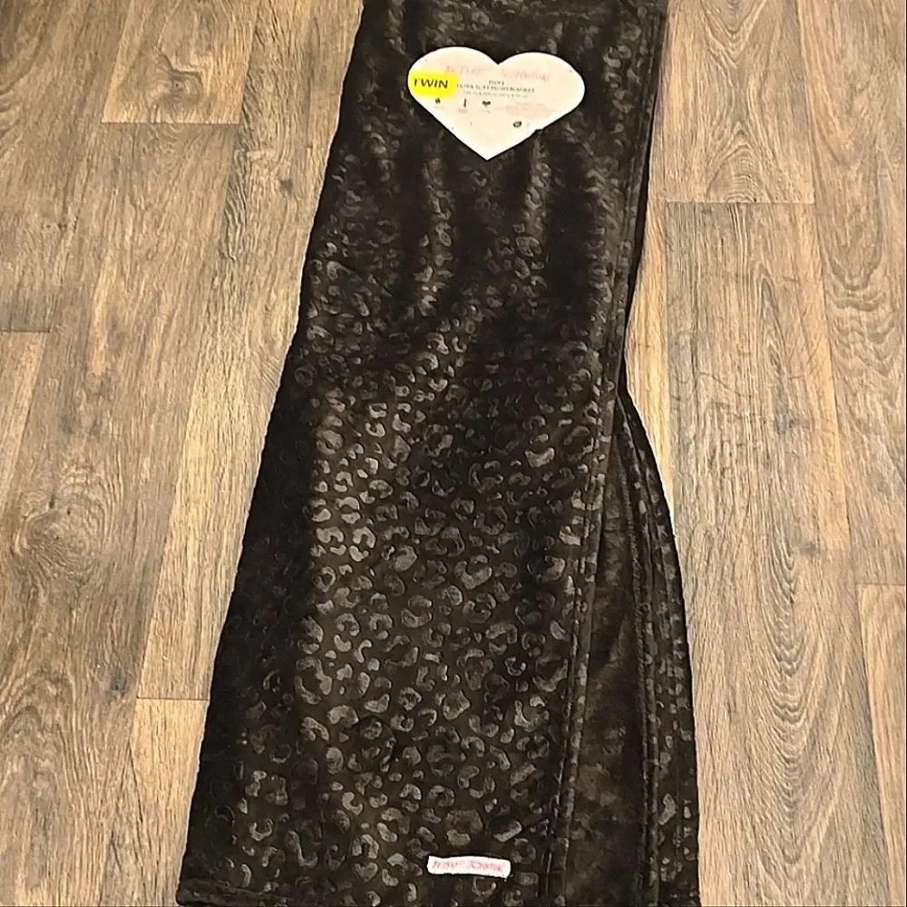 Betsey Johnson Leopord Print Plush Twin Throw Blanket- Black